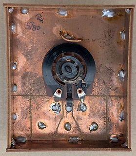 Geätzte Kupferplatine mit Lötstellen und Bauteilhalterung