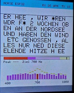 Display eines Morse-ESP32-Geräts mit Text und Frequenzanzeige
