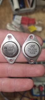 Zwei Transistoren BUX98A in TO-3 Gehäuse