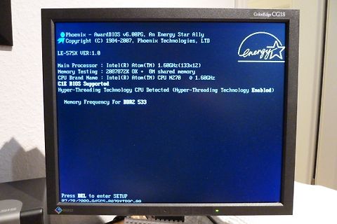 Abfotografierter Computer-Bildschirm mit BIOS-Informationen
