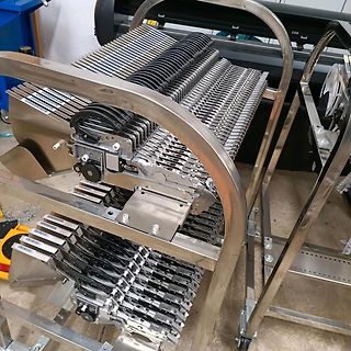 Mehrere Leiterplatten in einem Metallgestell