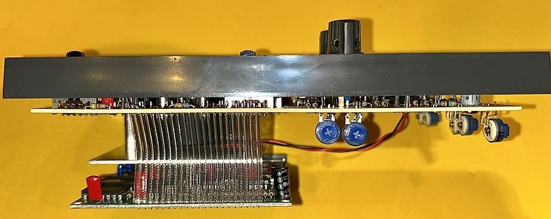 Foto einer Leiterplatte mit Flachbandkabel und Elektrolytkondensatoren