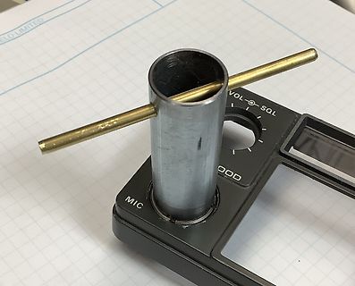 Messschieber mit Metallzylinder und Messstift