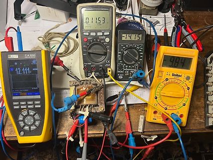 Mehrere Multimeter und Messleitungen auf einem Arbeitstisch