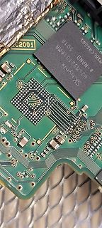 Nahaufnahme einer Leiterplatte mit SK hynix NAND Flash Chip