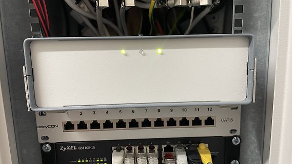 Netzwerk-Patchpanel und ZyXEL Switch in einem Schaltschrank