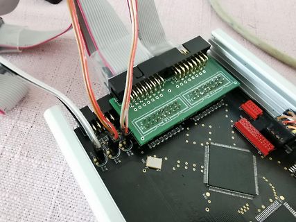 Elektronische Leiterplatte mit Flachbandkabeln und Steckverbindern