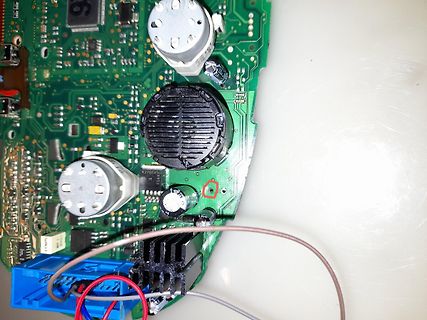 Detailaufnahme einer grünen Leiterplatte mit Bauteilen