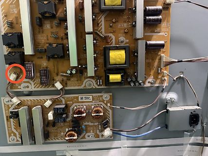 Zwei Leiterplatten eines Netzteils mit Kabelverbindungen