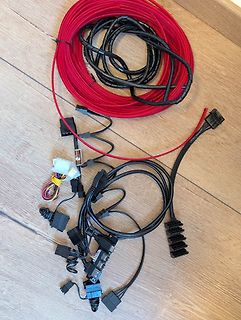 Diverse Kabelbäume und Steckverbindungen auf Holzuntergrund