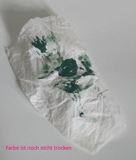 Grüne Farbe auf einem Papiertaschentuch