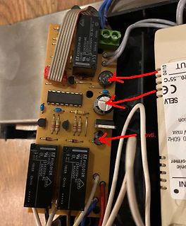 Leiterplatte mit elektronischen Bauteilen und roten Pfeilen