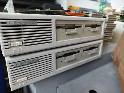 Zwei Hewlett Packard 9122C Diskettenlaufwerke