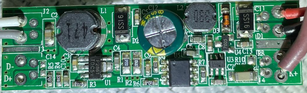 Foto einer bestückten Leiterplatte mit elektronischen Bauteilen