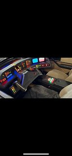 Cockpit eines Fahrzeugs mit digitalen Anzeigen