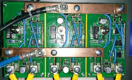 Mehrere Leiterplatten mit massiven Kupferbusbars und Verkabelung