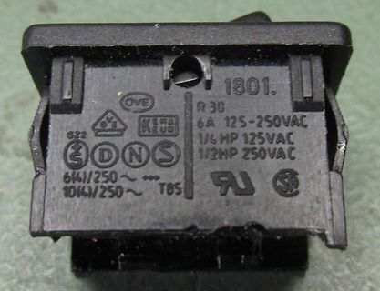 Schalter mit technischen Daten und Prüfzeichen