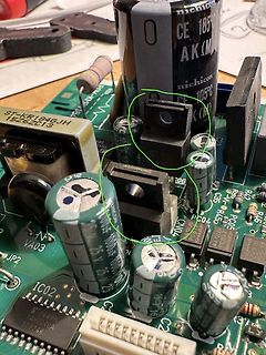 Leiterplatte mit Elektrolytkondensatoren und Bauteilen