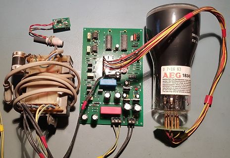 Elektronikbauteile mit Leiterplatte und Elektronenröhre