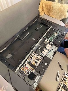 Innenansicht eines geöffneten elektronischen Geräts