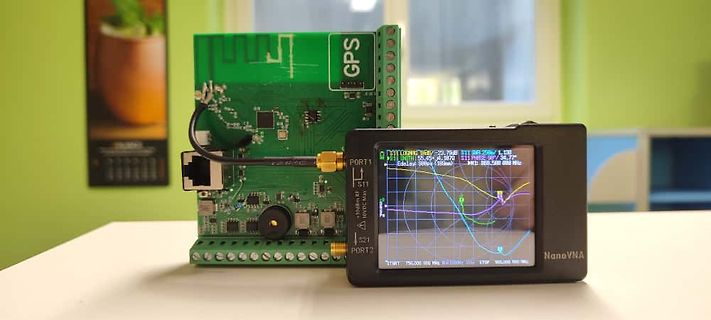 NanoVNA und grüne GPS-Leiterplatte auf Tisch