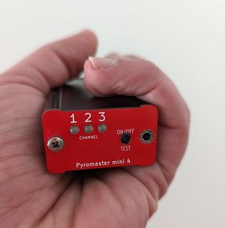 Pyromaster mini 4 Gerät in einer Hand