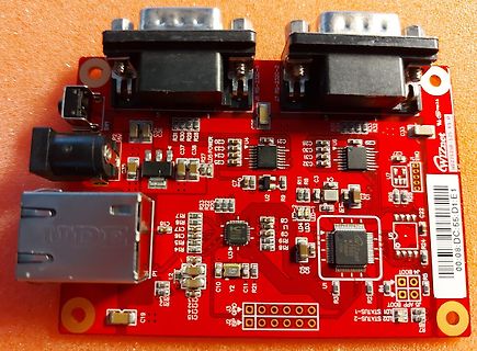 Rote Leiterplatte mit USB und seriellen Anschlüssen