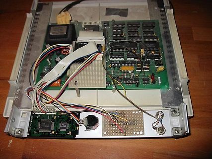 Innenansicht einer geöffneten Elektronikplatine mit Flachbandkabel