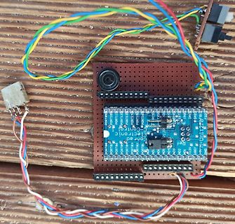 Aufbau mit Mikrocontroller-Modul auf Lochrasterplatine