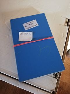 Blauer FR4-Materialblock mit Beschriftung