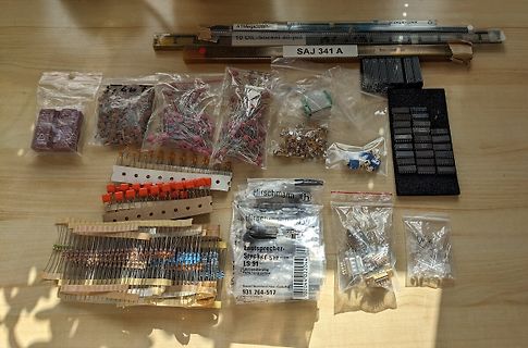 Verschiedene elektronische Bauteile und Komponenten auf Holzuntergrund