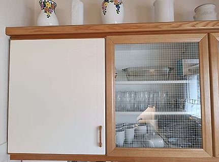 Küchenschrank mit Geschirr und Vasen