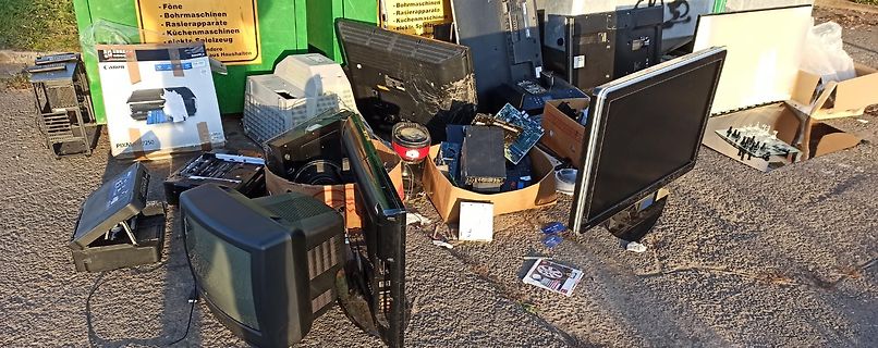 Haufen alter Elektronikgeräte und Schrott
