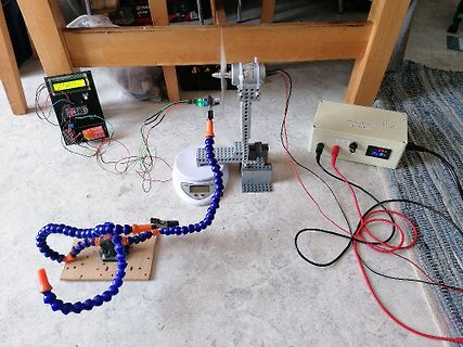 Elektronik-Versuchsaufbau mit Motor und Netzteil