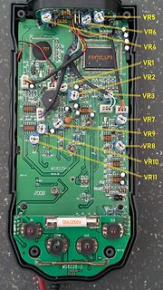 Leiterplatte eines elektronischen Geräts mit Beschriftungen