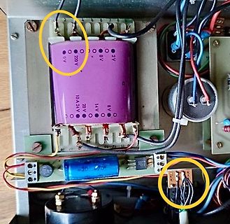 Innenansicht eines Netzteils mit Transformator und Kondensatoren