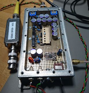Geätzte Leiterplatte in Aluminiumgehäuse mit Bauteilen