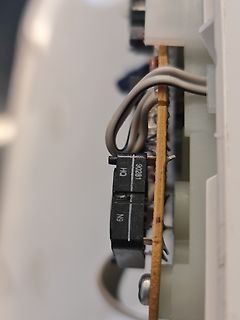Nahaufnahme von Bauteilen auf einer Leiterplatte