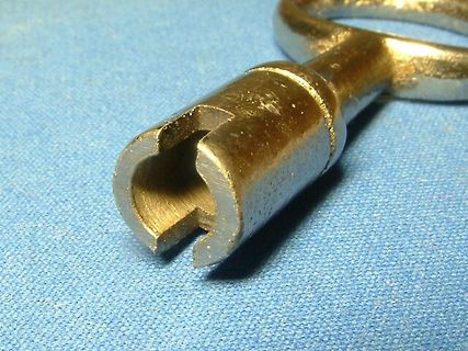 Nahaufnahme eines metallischen Objekts mit Aussparung