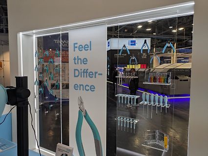 Messwerkzeuge in einer Messevitrine