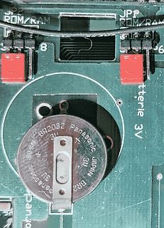 Nahaufnahme einer Leiterplatte mit Knopfzellenbatterie