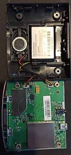 Innenansicht eines elektronischen Geräts mit Akku und Leiterplatte