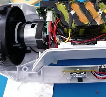 Innenansicht eines elektrischen Geräts mit Akkus und Motor