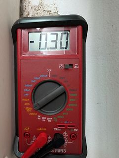 Digitalmultimeter zeigt Messwert -0.30