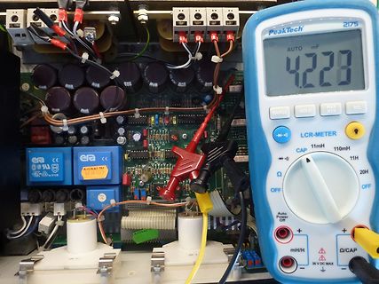 LCR-Meter misst Kondensator in einem Netzteil
