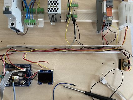 Elektronik-Aufbau auf Holzbrett mit Arduino und Netzteil