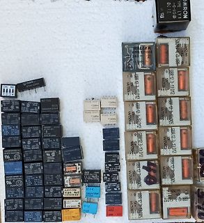 Verschiedene Relais und elektronische Bauteile