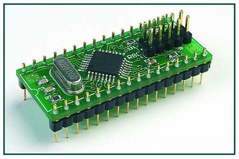 Bestückte Leiterplatte mit Mikrocontroller und Quarz