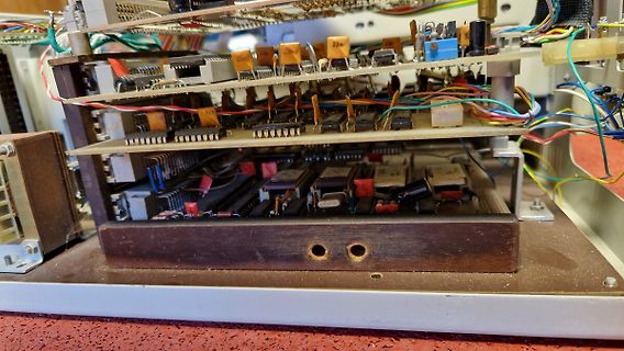 Innenansicht eines elektronischen Geräts mit mehreren Platinen