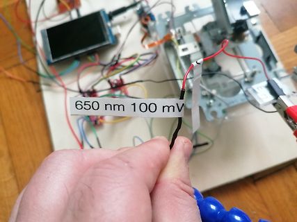 Elektronik-Aufbau mit Display und Beschriftung